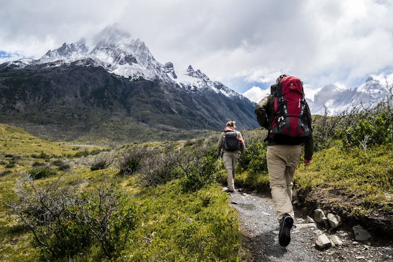 Marche sur un sentier de montagne — photo d'illustration