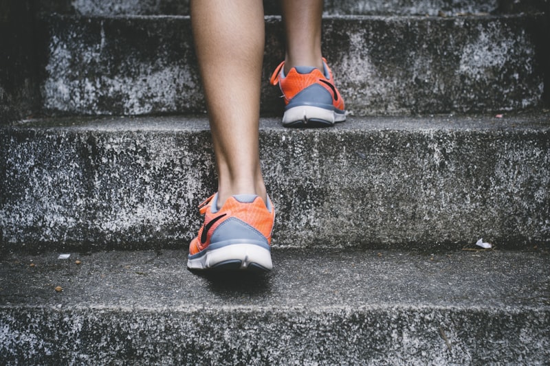 Course dans des escaliers — photo d'illustration