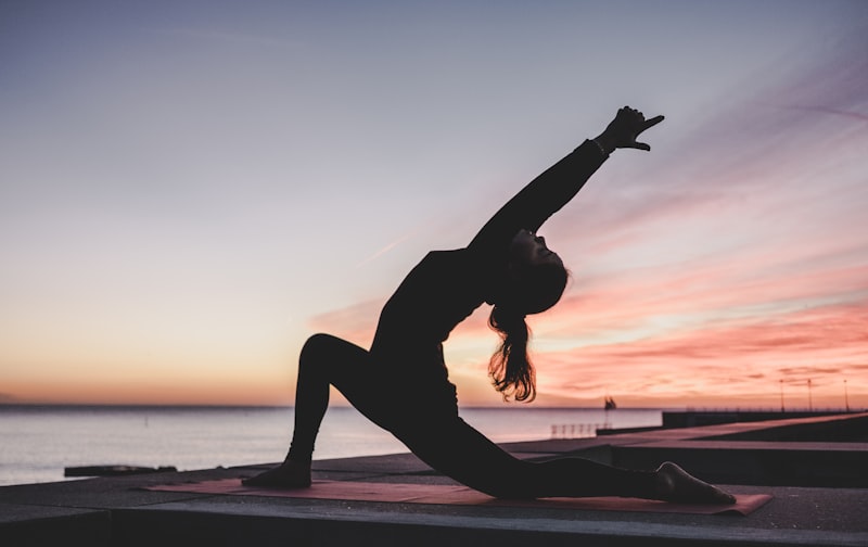 Posture de yoga au coucher du soleil — photo d'illustration